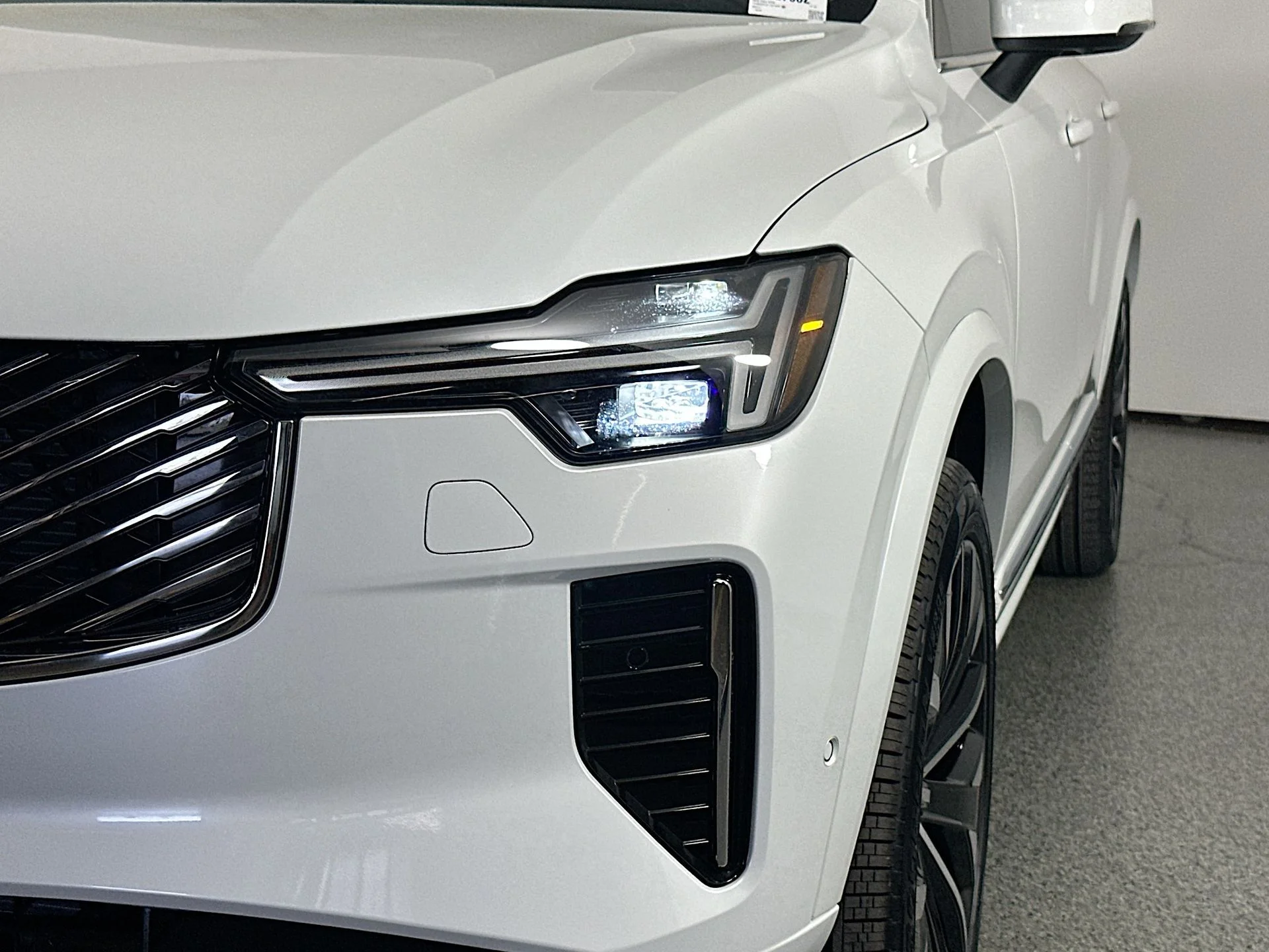New 2026 White Volvo B6 Ultra image 7