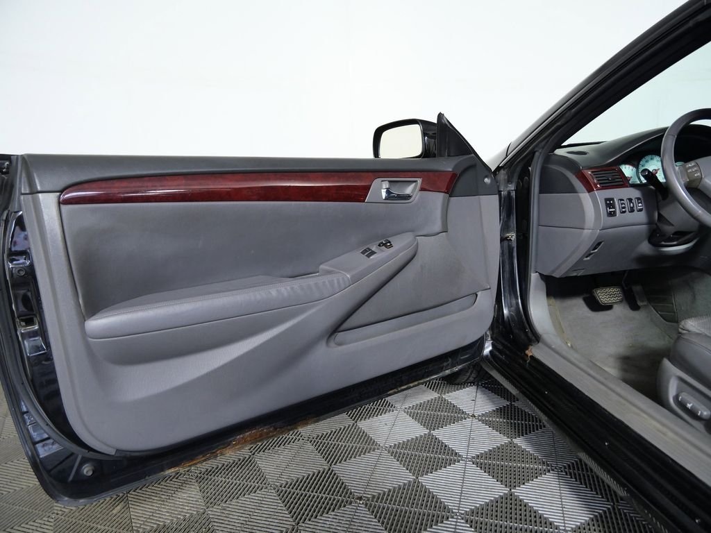 Used 2004 Black Toyota SLE image 16