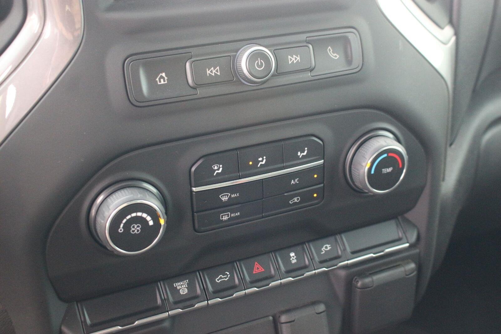 Used 2023 Silver Ice Metallic Chevrolet Custom image 26