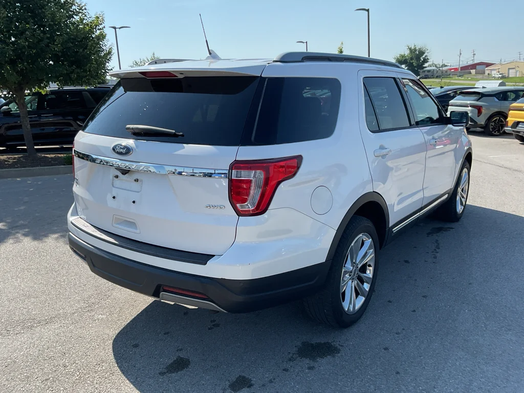Used 2019 White Platinum Metallic Tri-Coat Ford XLT image 10