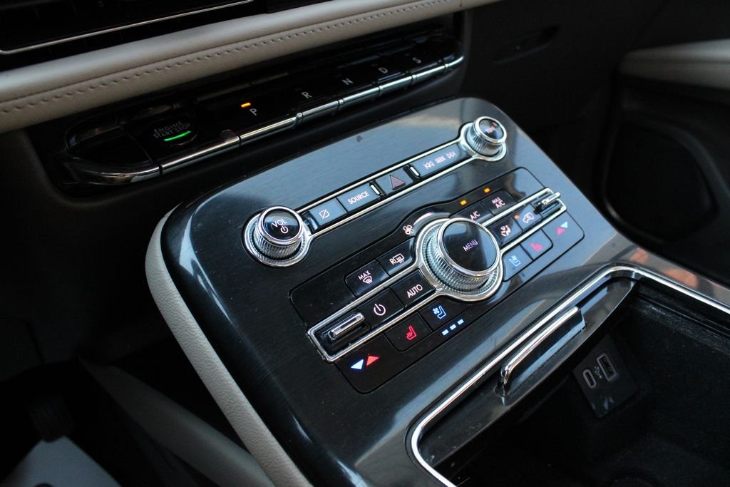 Used 2023 Pearl Metallic Lincoln Reserve image 18