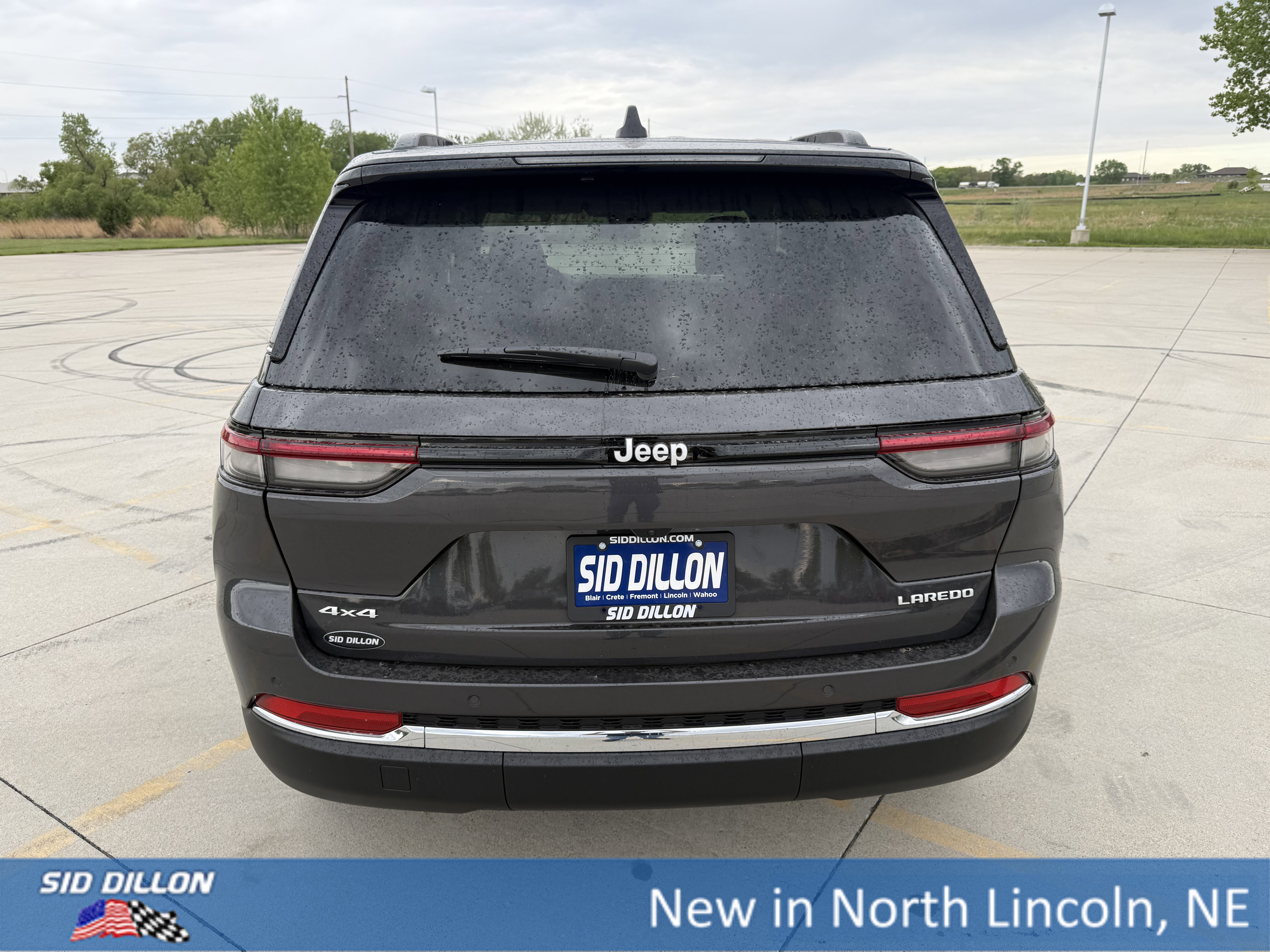 New 2026 Baltic Gray Metallic Clear-Coat Exterior Paint Jeep Laredo image 4