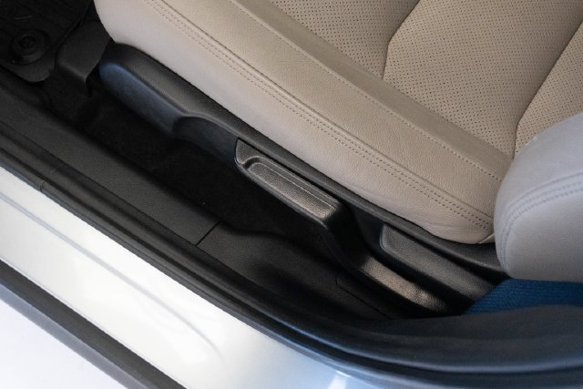 Used 2022 Silver Honda EX-L image 4