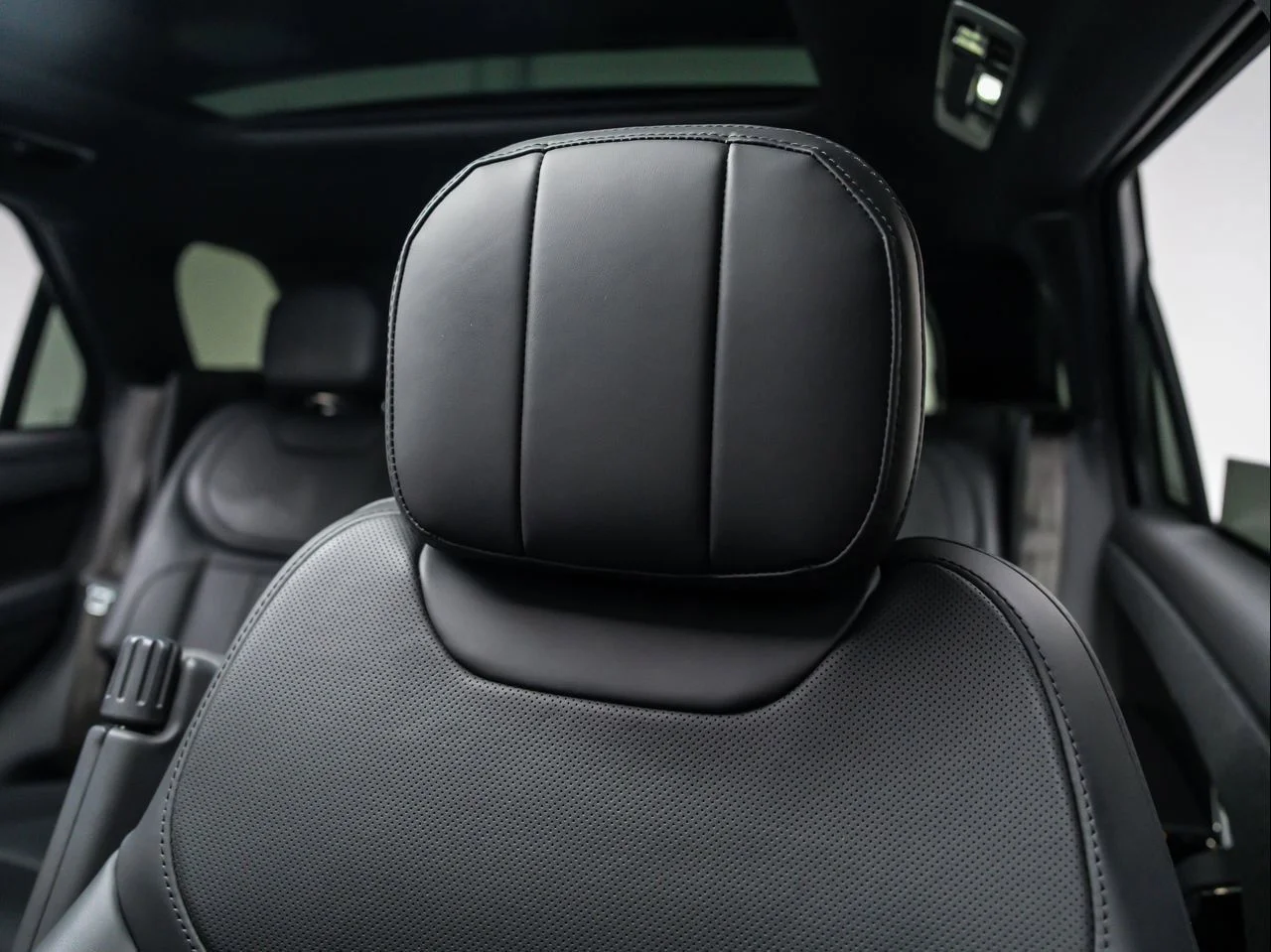 Used 2023 Black Land Rover SE Dynamic image 15