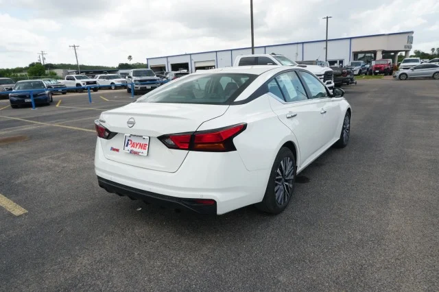 Used 2025 WHITE Nissan SV image 5