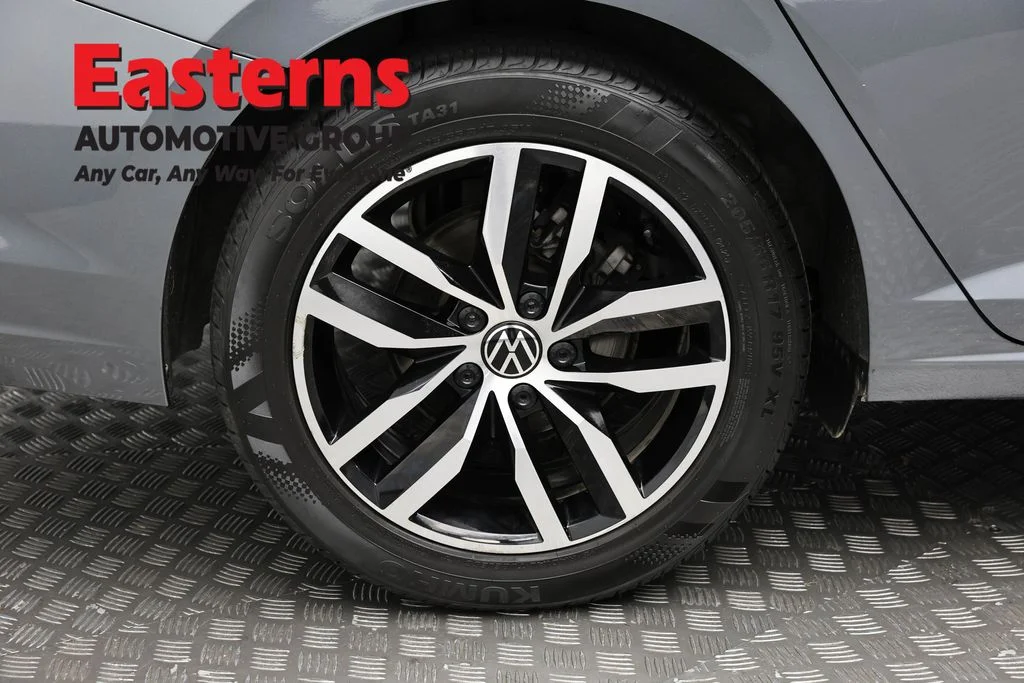 Used 2025 Gray Volkswagen 1.5T SE image 29