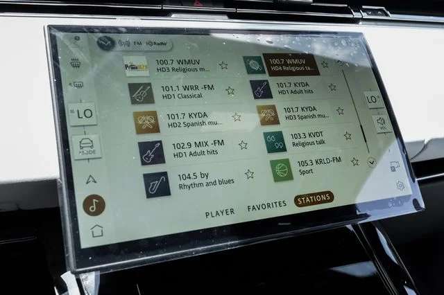 New 2026 Giola Green Metallic Land Rover SE image 36