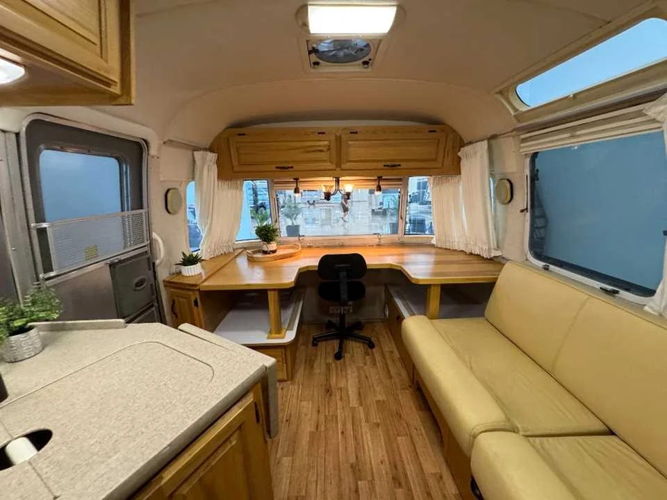 Used 2011 SILVER AIRSTREAM  image 31