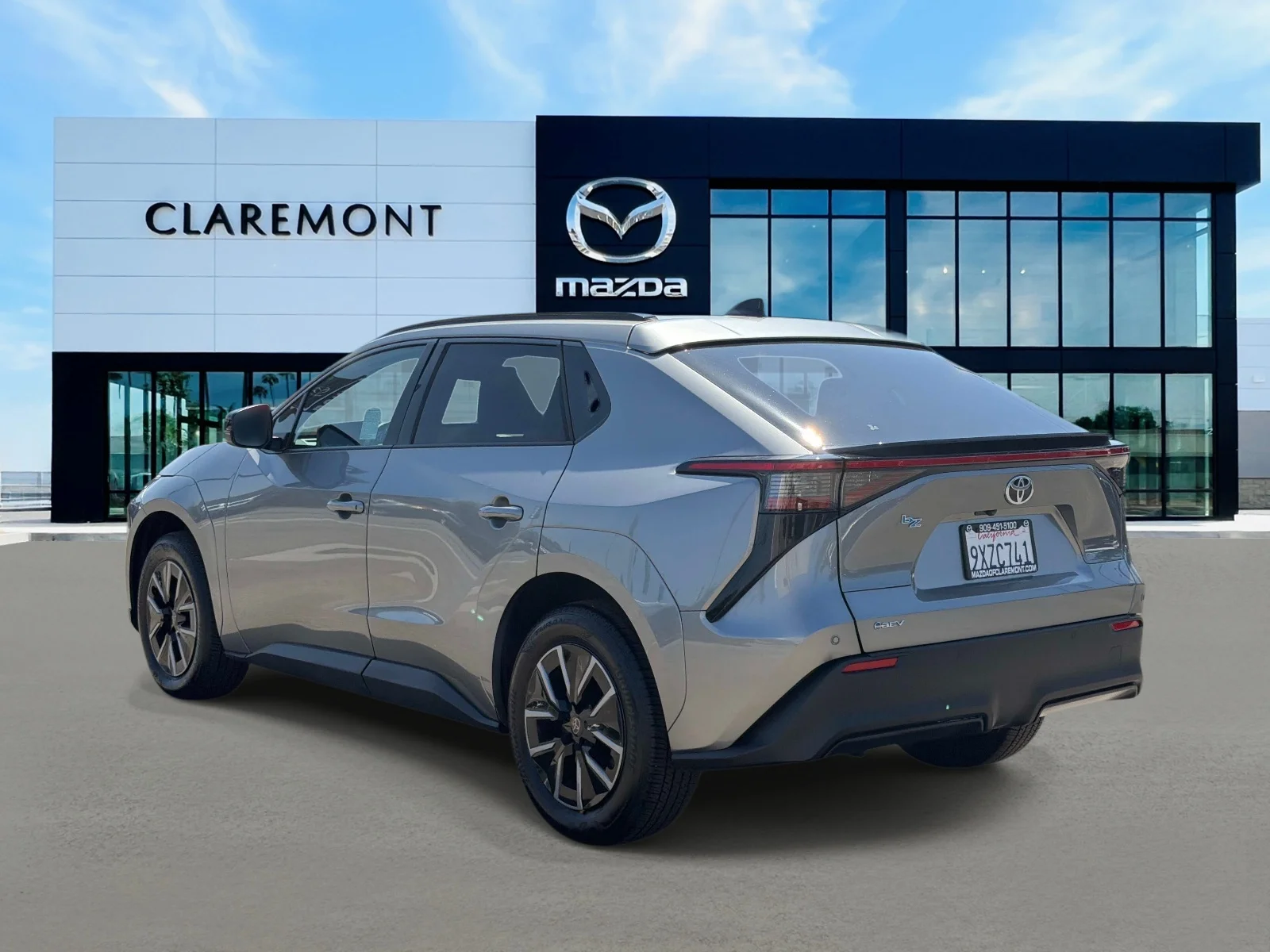 Used 2026 HEAVY METAL Toyota XLE FWD (Natl) image 6