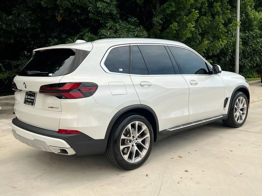 Used 2025 White Metallic BMW sDrive40i image 7