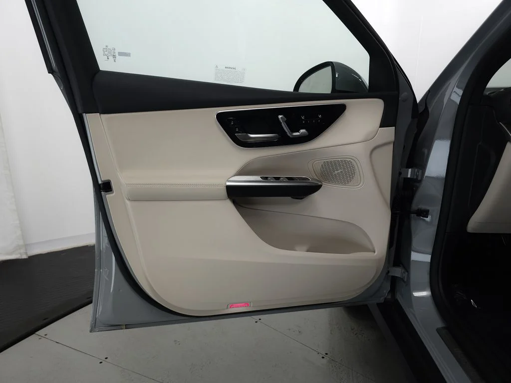Certified Used 2026  Mercedes-Benz GLC 300 image 5