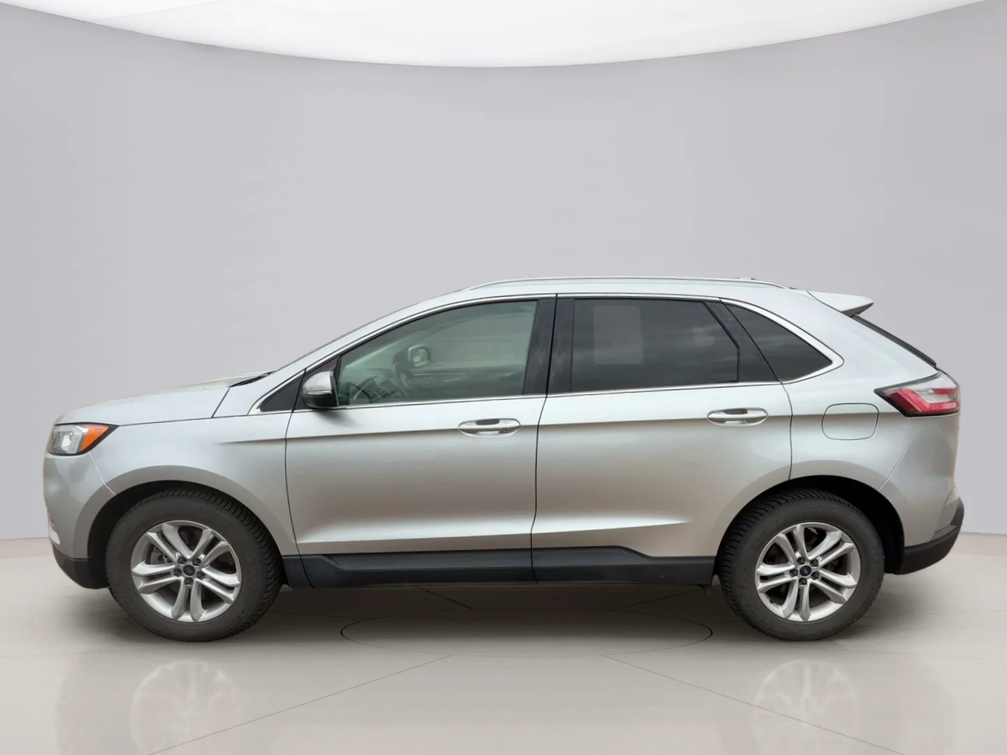 Used 2019 Gray Ford SEL image 2