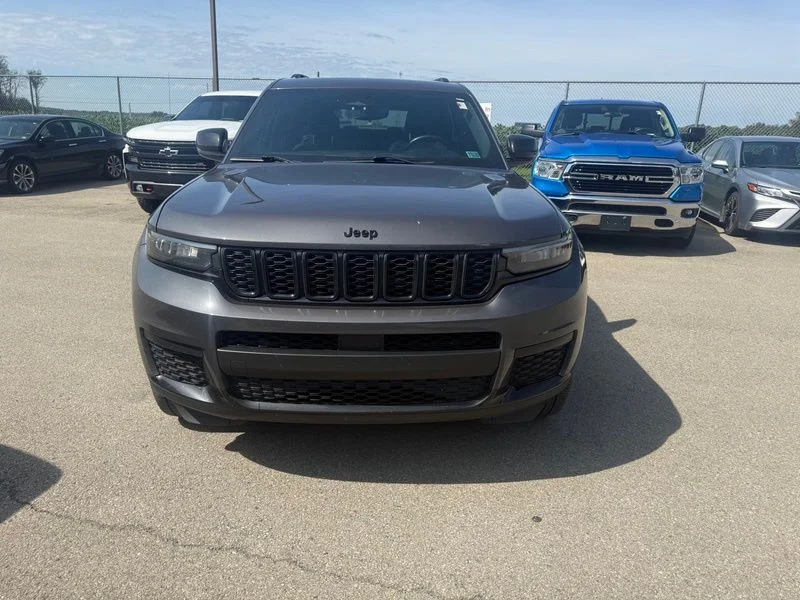 Used 2022 Gray Jeep Altitude image 13