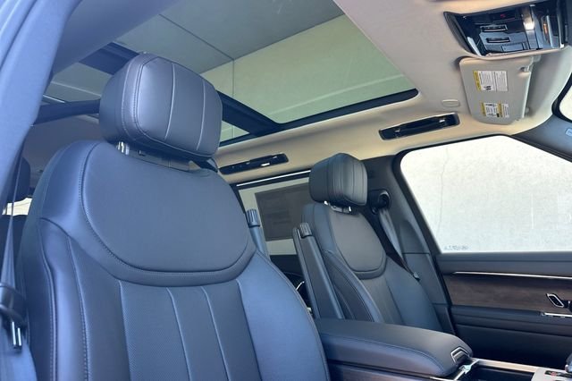 New 2026 Obsidian Black in Gloss Finish Land Rover SE image 15