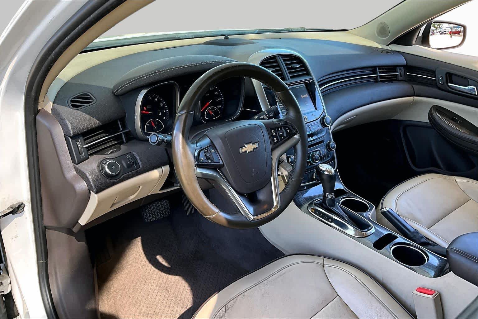 Used 2015 Iridescent Pearl Tricoat Chevrolet LT image 17