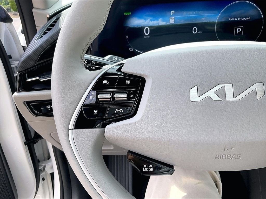 Used 2023 White Kia Wind image 22