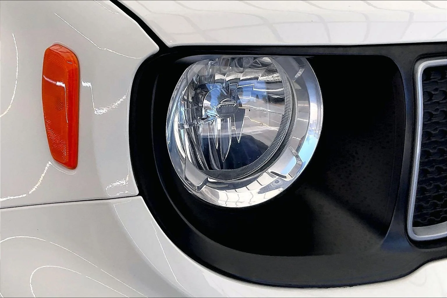 Used 2022 Alpine White Clearcoat Jeep Latitude image 27