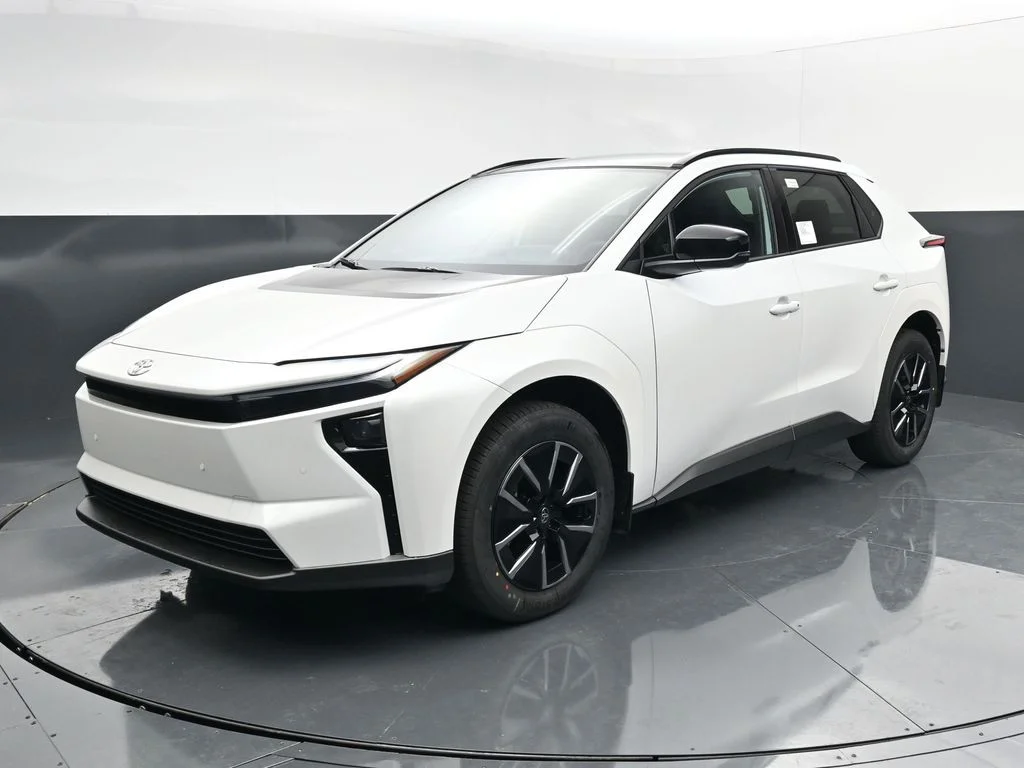 New 2026 Wind Chill Pearl <sup>1</sup> Toyota  XLE image 4