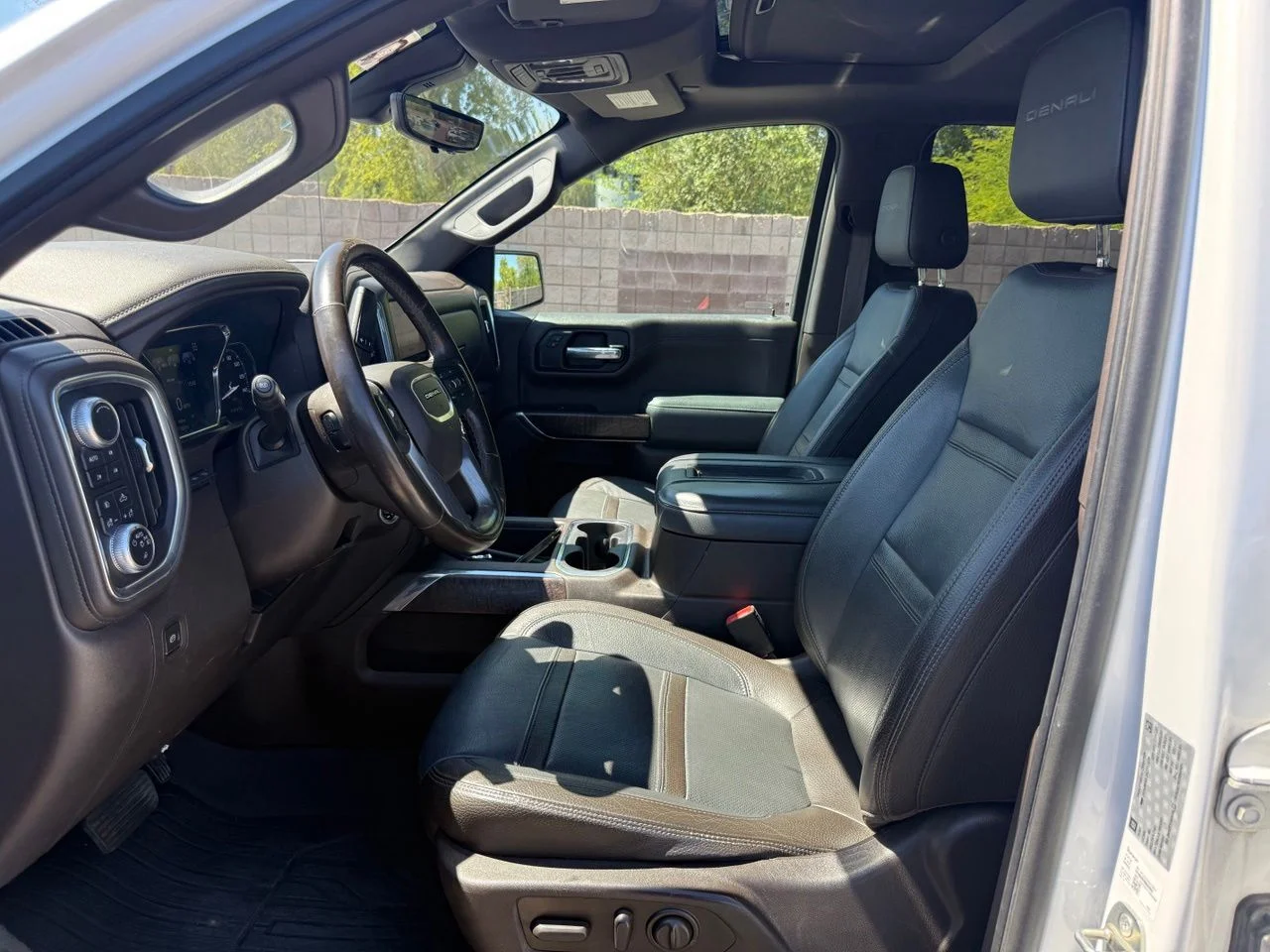 Used 2019 White Frost Tricoat GMC Denali image 14