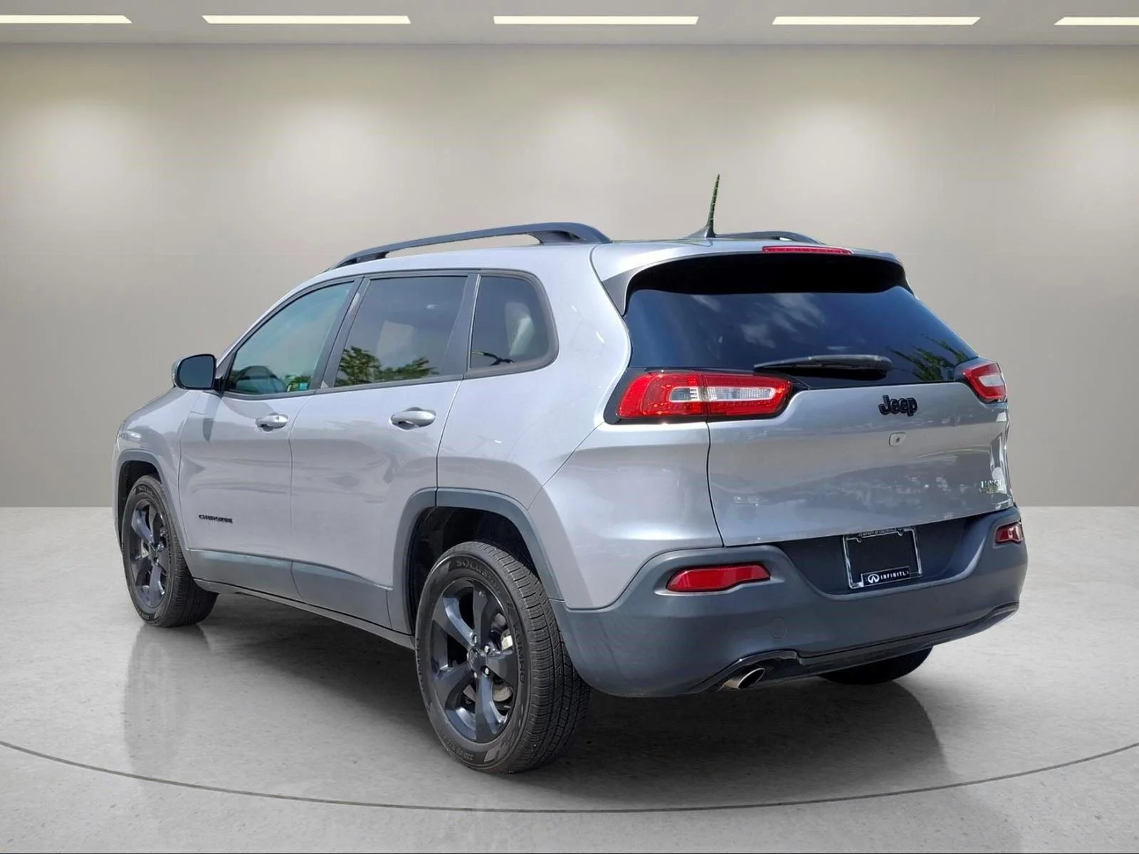 Used 2018 Billet Silver Metallic Clearcoat Jeep Latitude image 3
