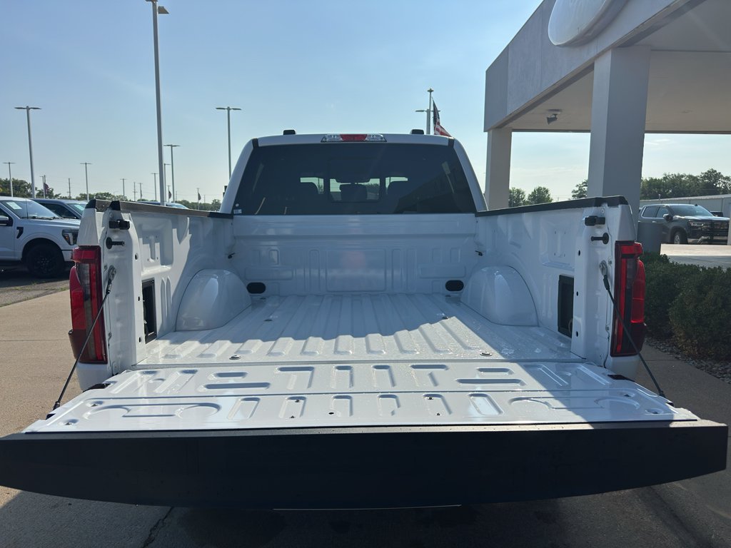 New 2026 Oxford White Ford XLT image 5