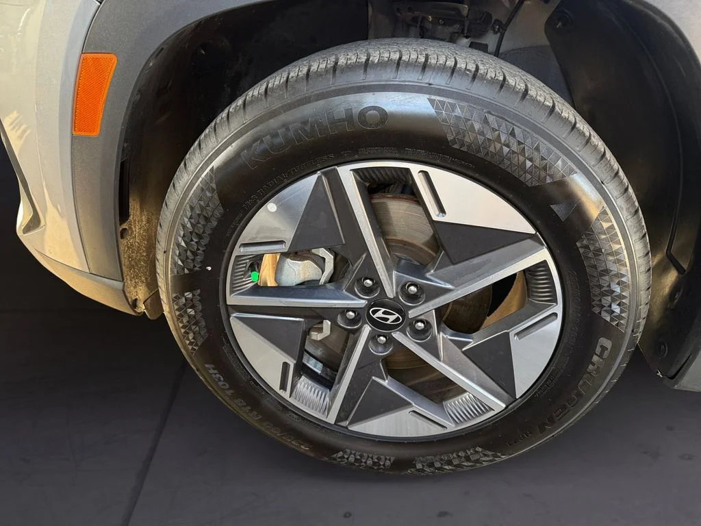 Used 2025 Silver Hyundai SEL image 9