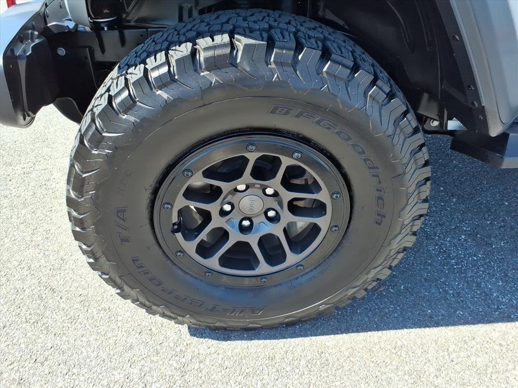 Used 2023 Silver Zynith Clearcoat Jeep Rubicon image 10