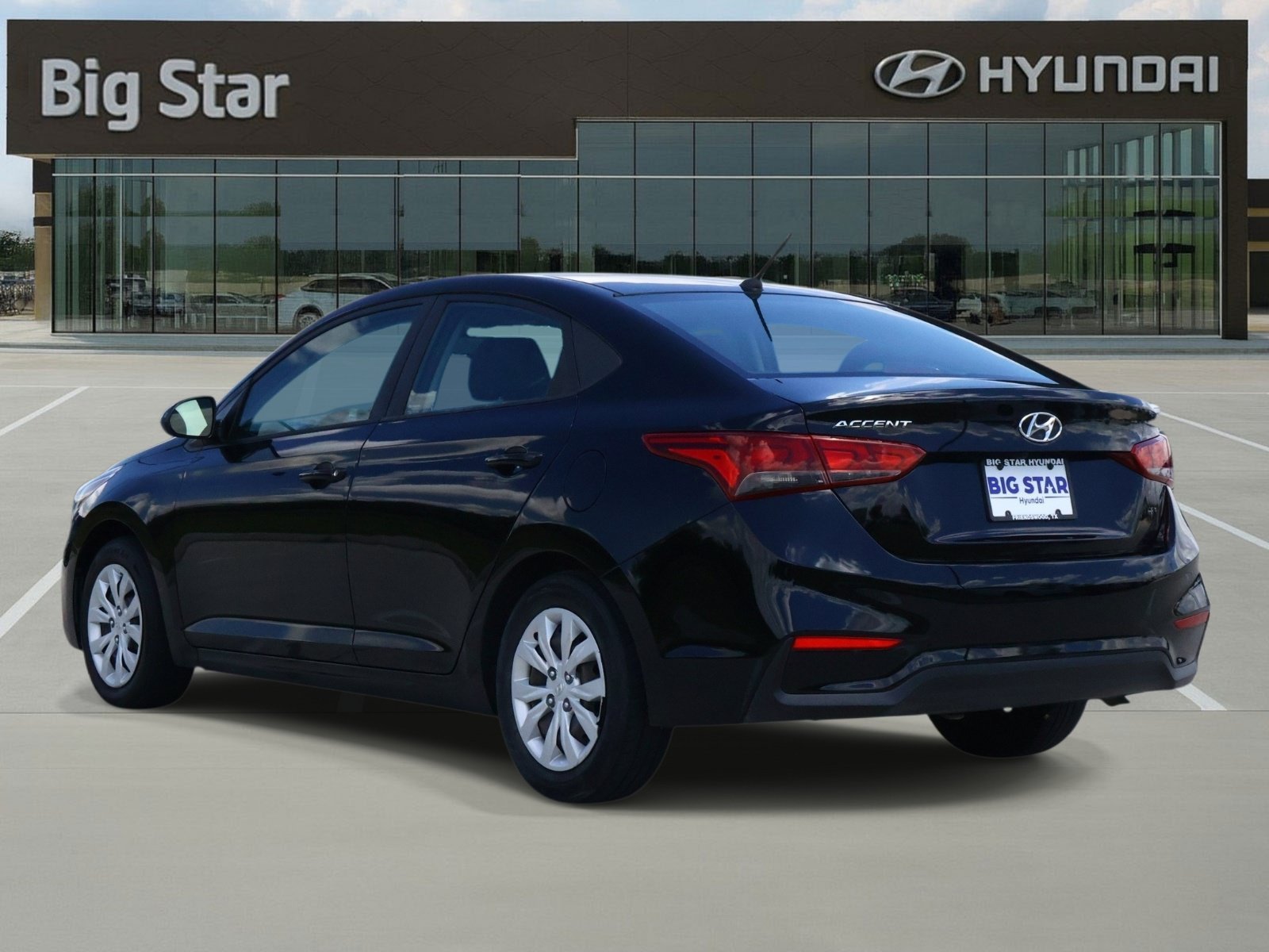 Used 2022 Absolute Black Hyundai SE image 3
