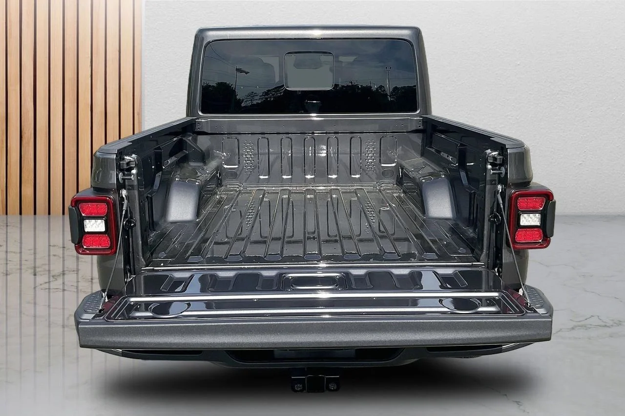 New 2026 Granite Crystal Metallic Clear-Coat Exterior Paint Jeep Mojave image 23