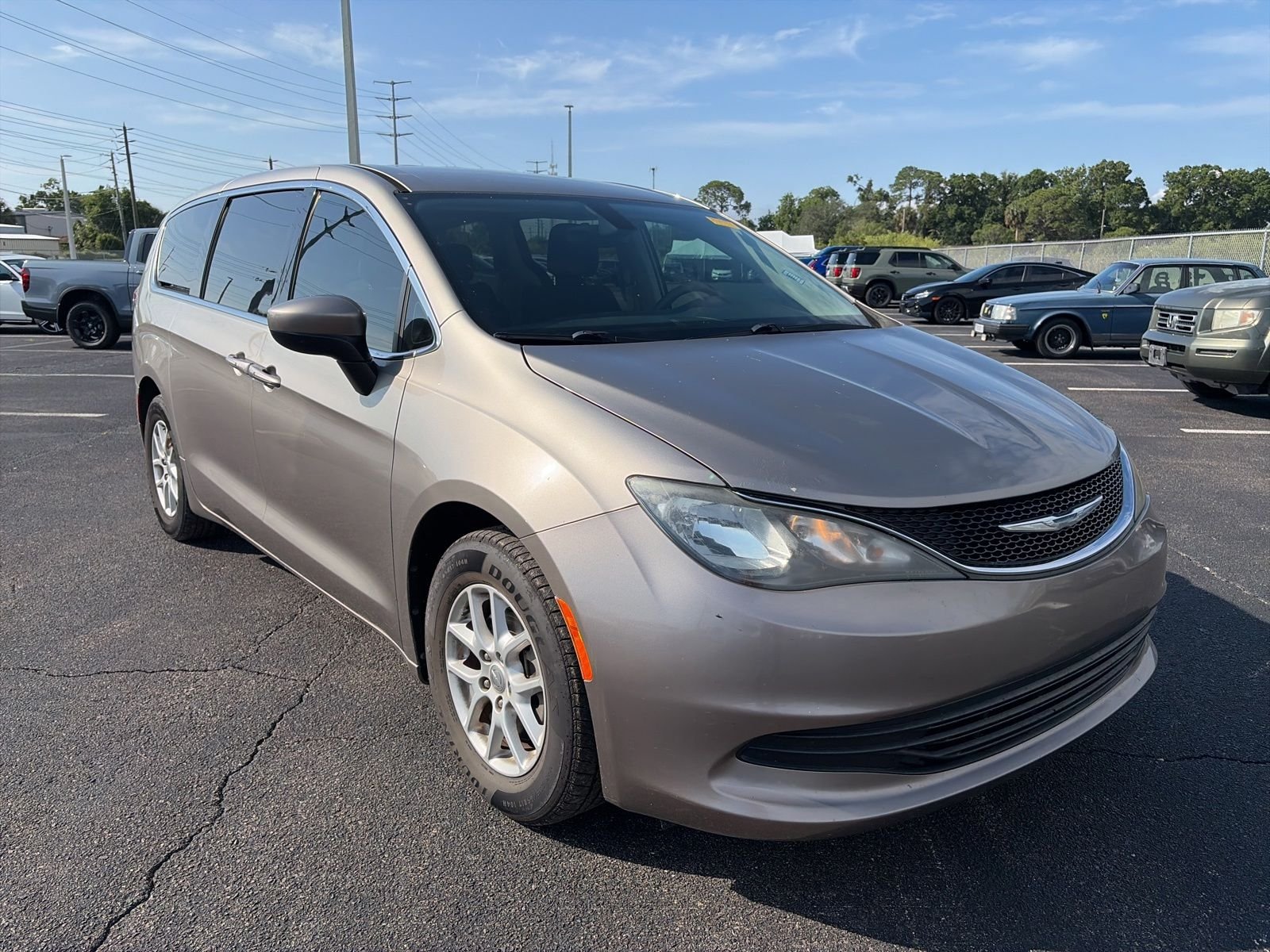 2017 Chrysler Pacifica Touring's photo