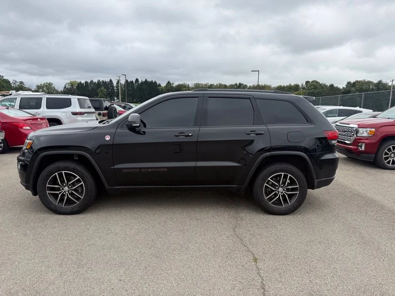 Used 2018 Black Jeep Trailhawk image 21