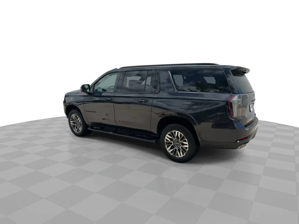 2025 Chevrolet Suburban Z71 - Photo 6