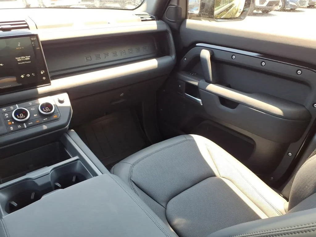 Used 2025 Black Land Rover 110 P400 X-Dynamic SE image 22