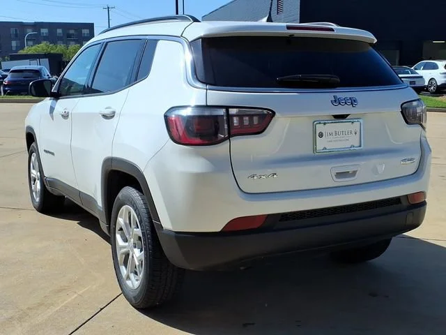 Used 2024  Jeep Latitude image 2