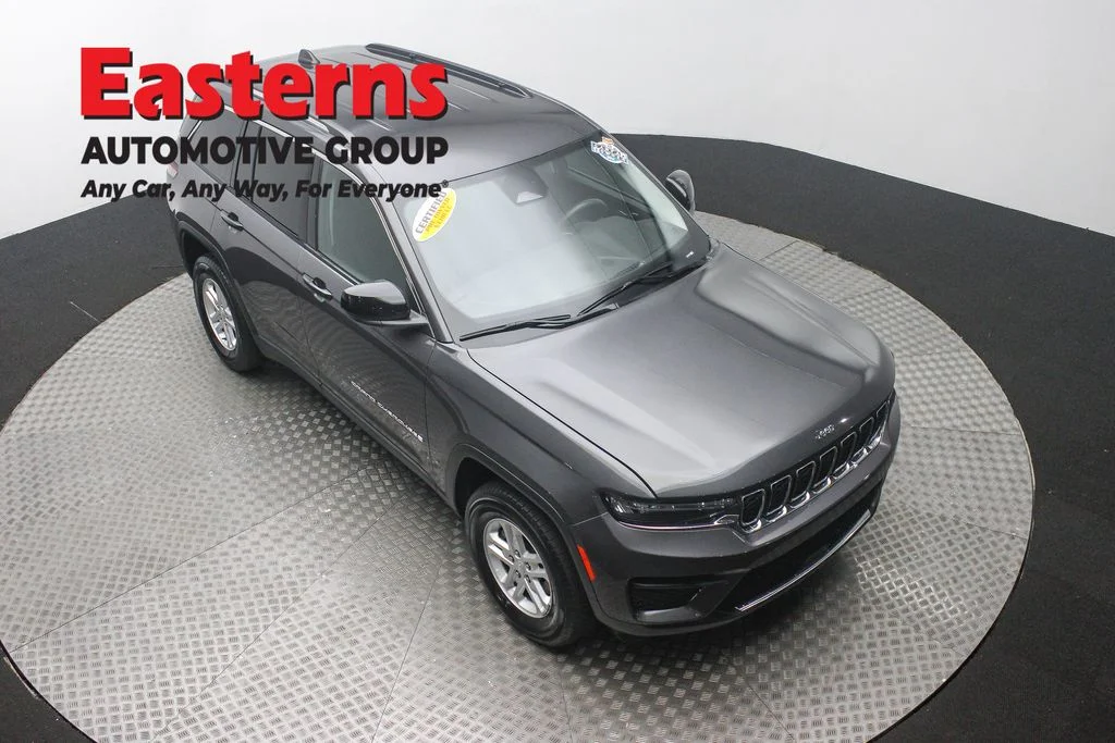 Used 2023 Gray Jeep Laredo image 3