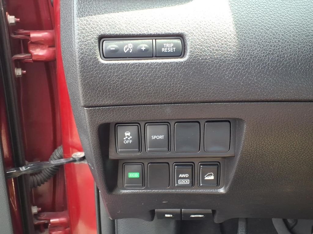 Used 2016 Cayenne Red Nissan S image 13