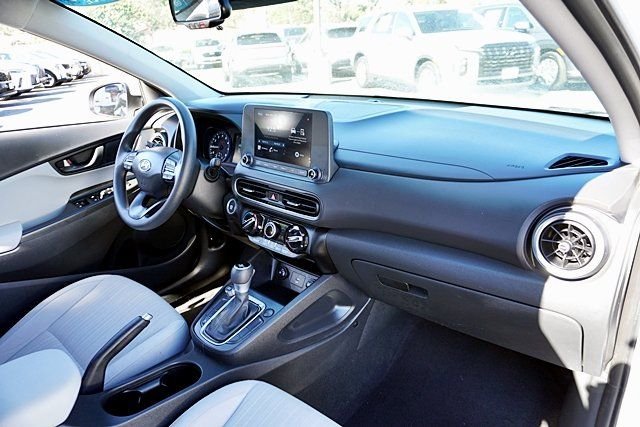 Used 2023 White Hyundai SEL image 9