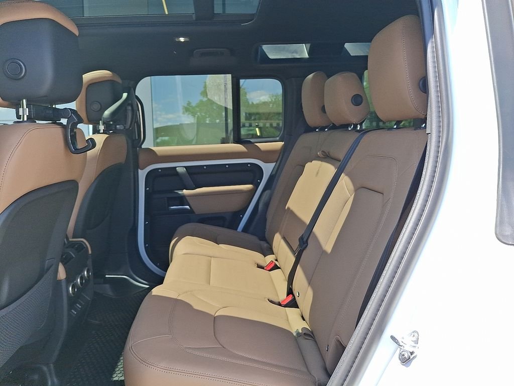 New 2026 Fuji White Land Rover X-Dynamic SE image 6