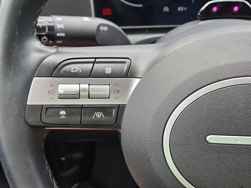 Used 2025 White Hyundai SEL Convenience image 23