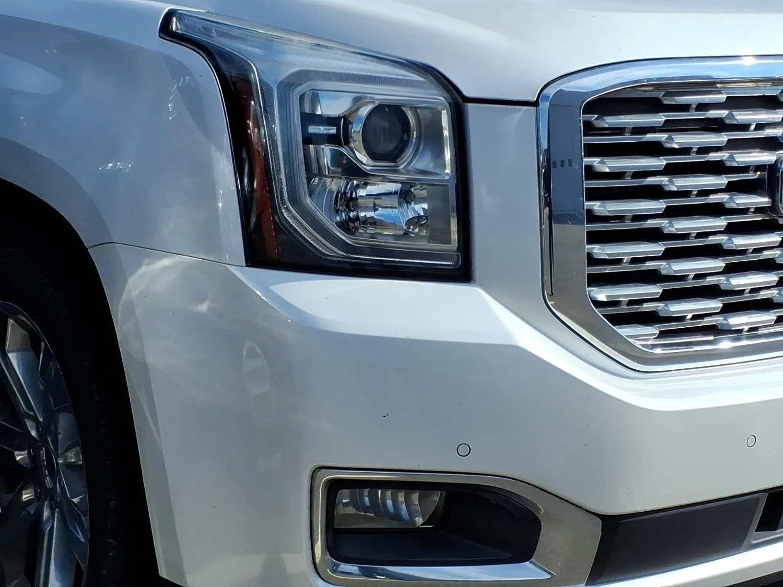 Used 2018 White Frost Tricoat GMC Denali image 7