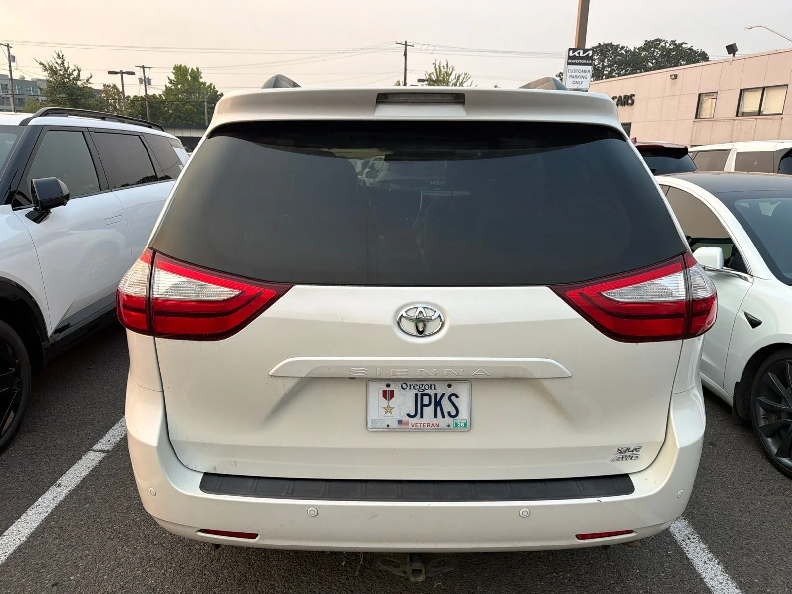 Used 2017  Toyota XLE Premium 7 Passenger image 5