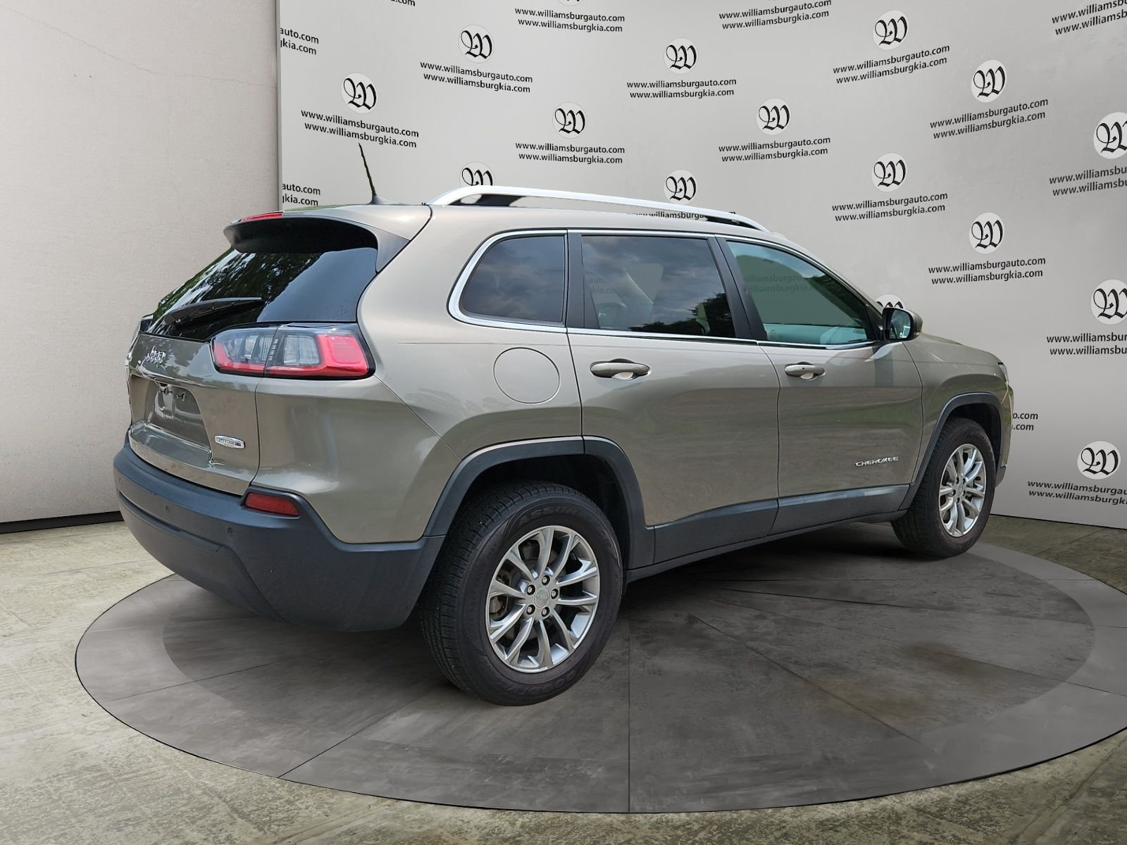 Used 2021 Beige Jeep Latitude Plus image 5