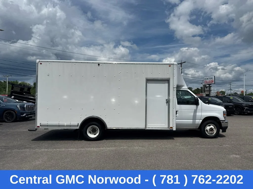 Used 2024  Ford BASE image 6