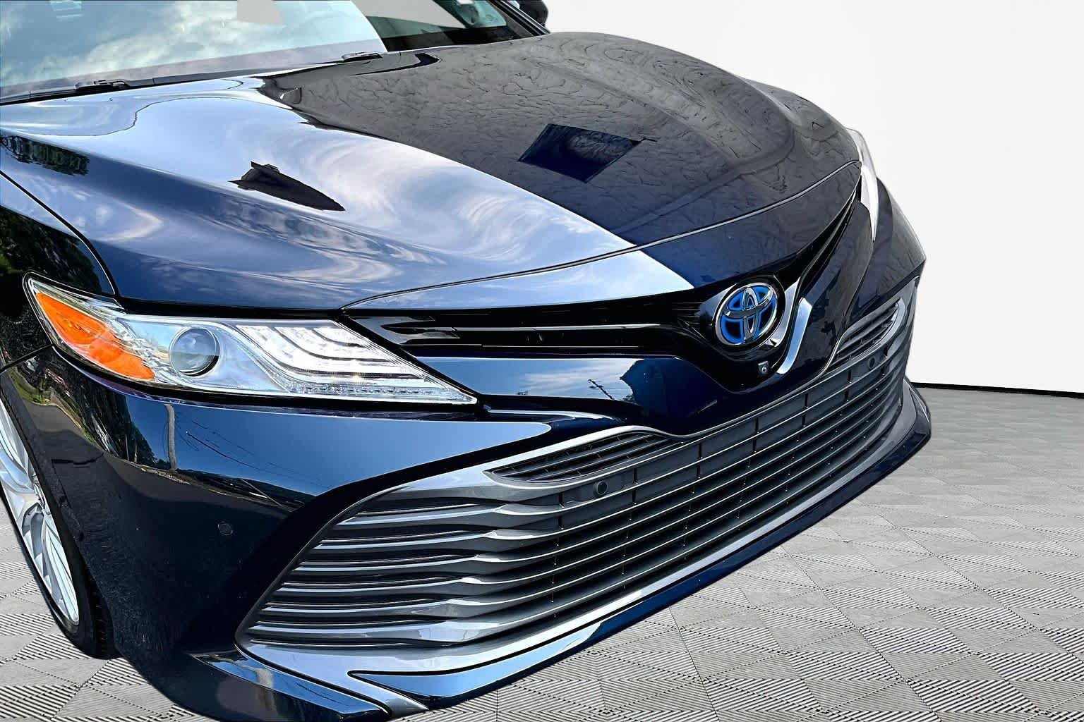 Used 2018 Galactic Aqua Mica Toyota Hybrid XLE image 30