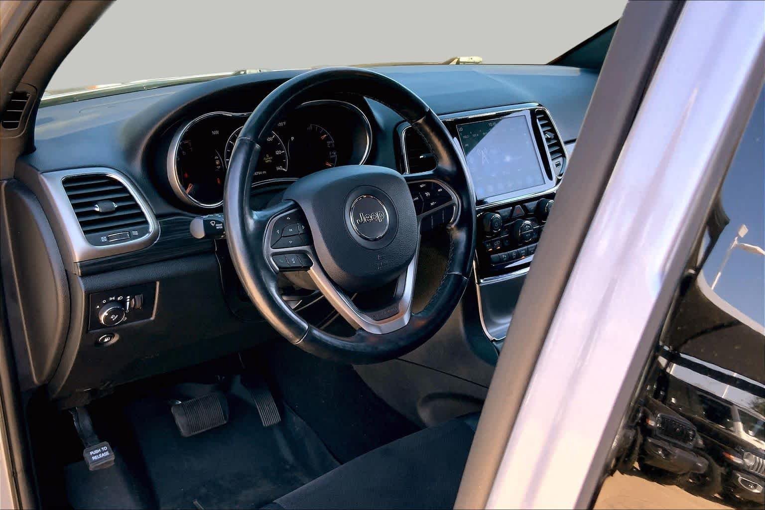 Used 2020 Billet Silver Metallic Clearcoat Jeep Altitude image 16