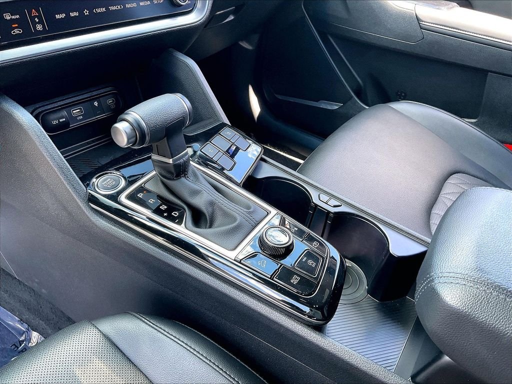 Used 2025 Wolf Gray Kia X-Line image 19