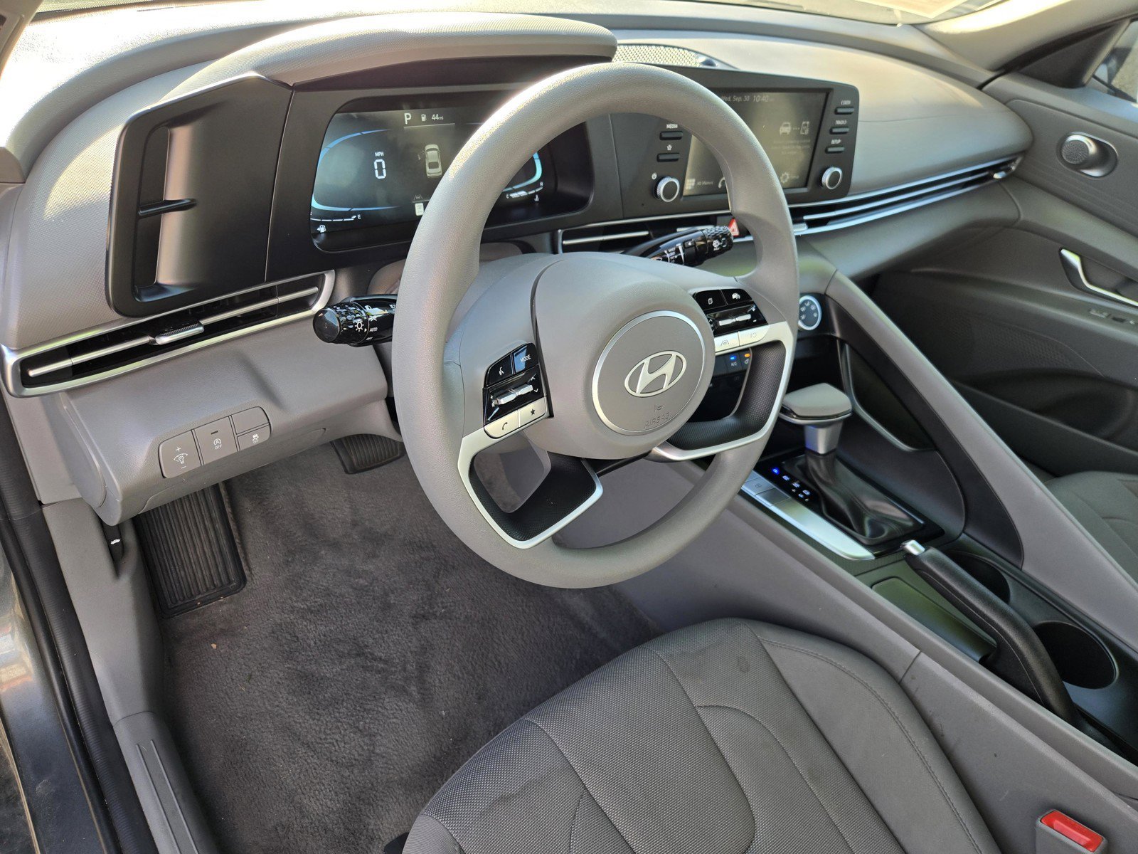 Used 2025 Amazon Gray Hyundai SE image 18