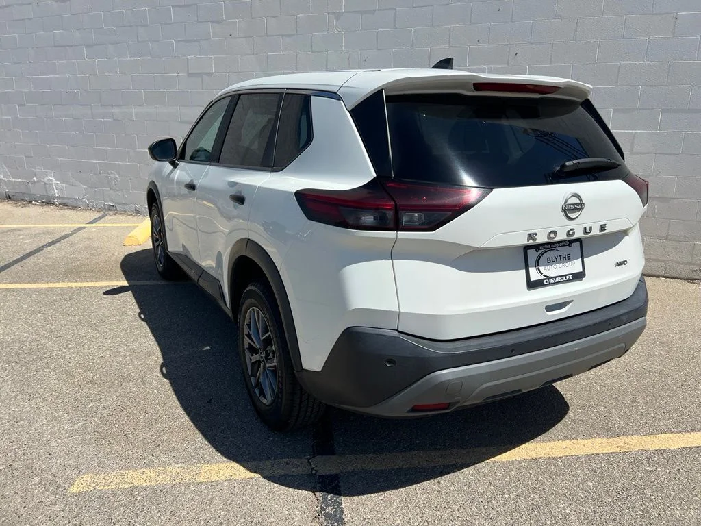 Used 2023 Glacier White Nissan S image 4