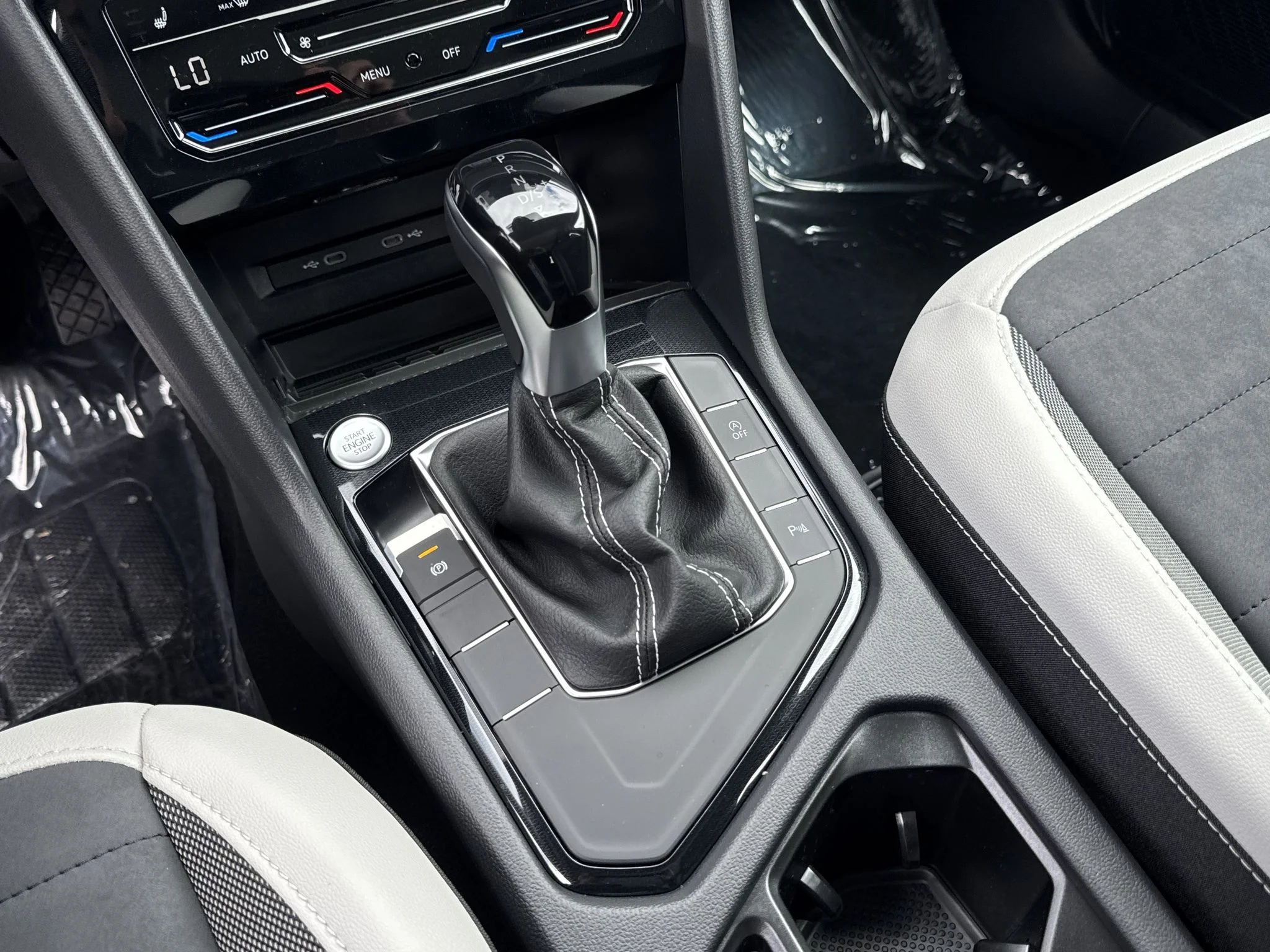 New 2026 Platinum Gray Metallic Volkswagen SE image 27