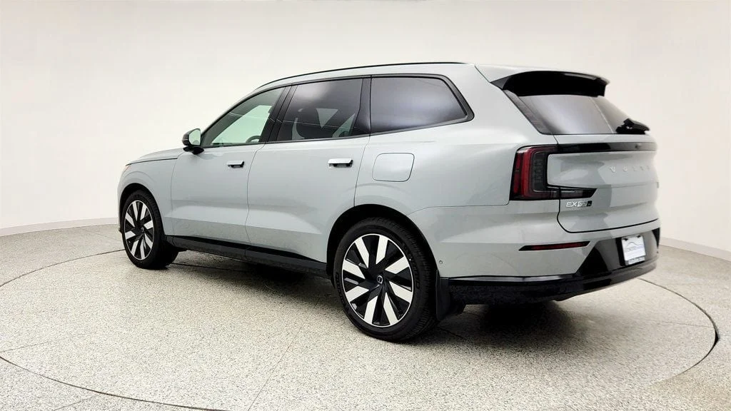 Used 2025 Vapour Grey Metallic Volvo Twin Motor Ultra 7-Seater image 7